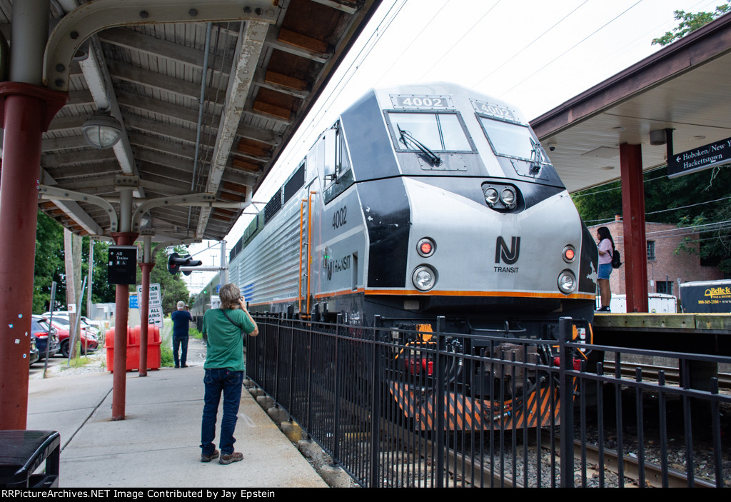 NJT 4002 pushes a train towards Hoboken 